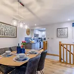 Lindale Holiday home